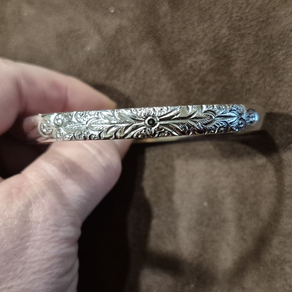 Elegant Floral W & D Silver tone Floral Bangle - Picture 5 of 9